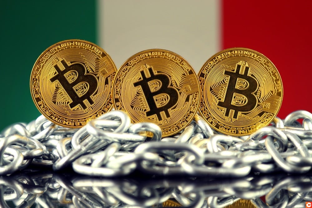 Des bitcoins avec le drapeau de l'Italie en fond.
