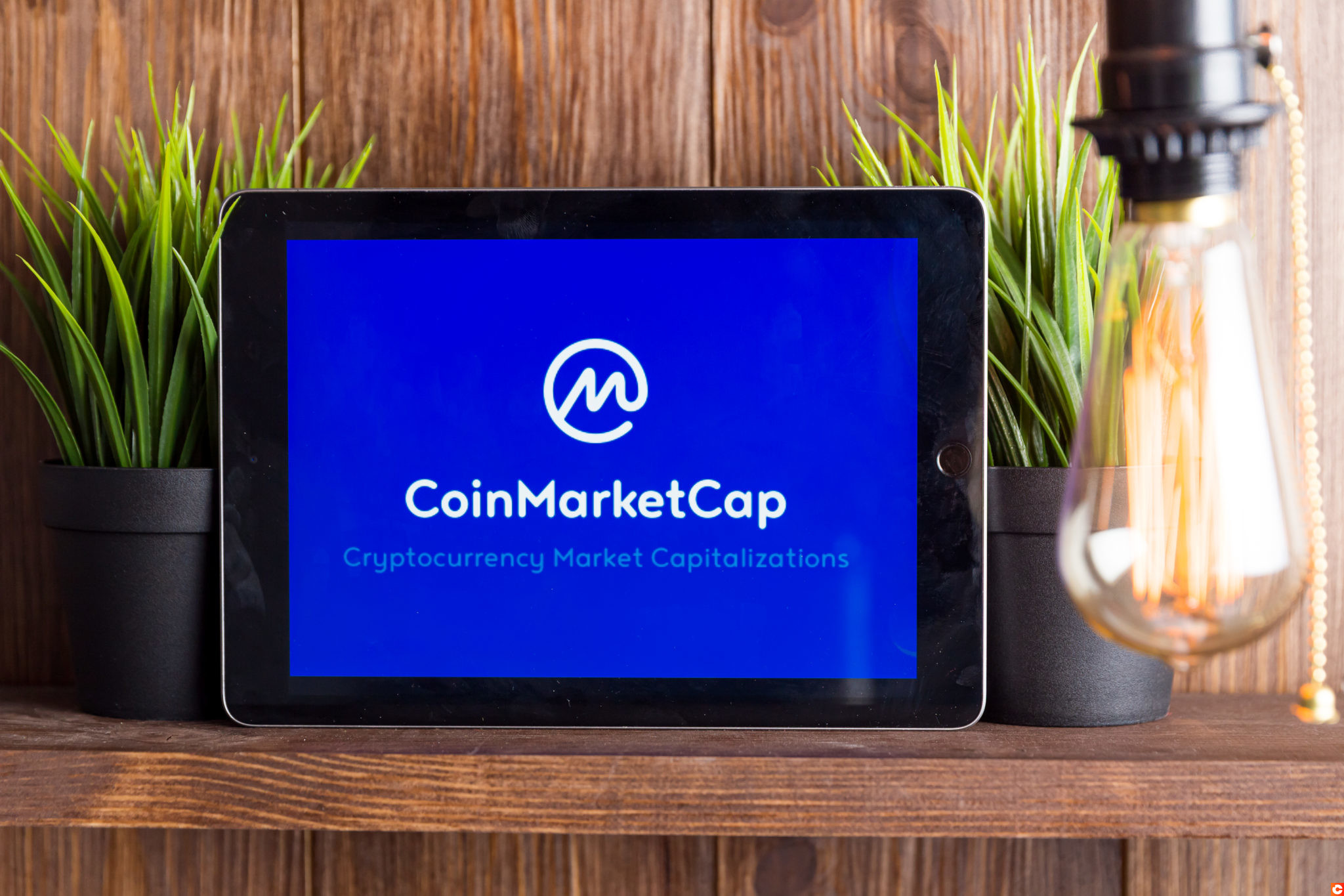 Crypto.com et Coinbase Global blâment CoinMarketCap pour leur avoir transmis des flux de prix erronés