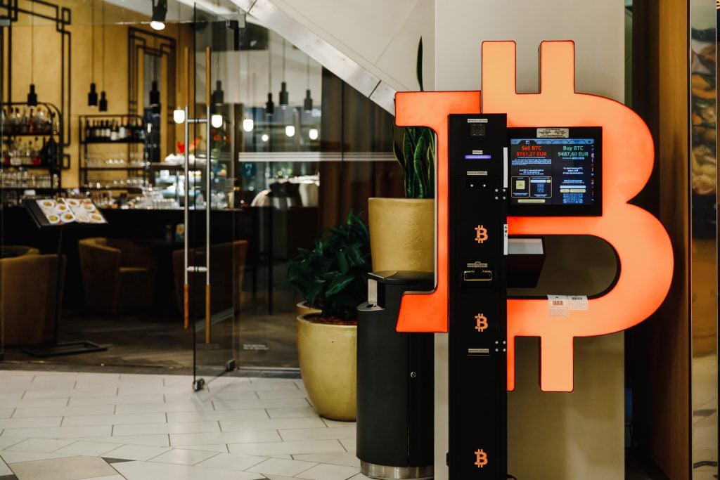Cajero automático Bitcoin en el centro comercial para el intercambio de criptomonedas
