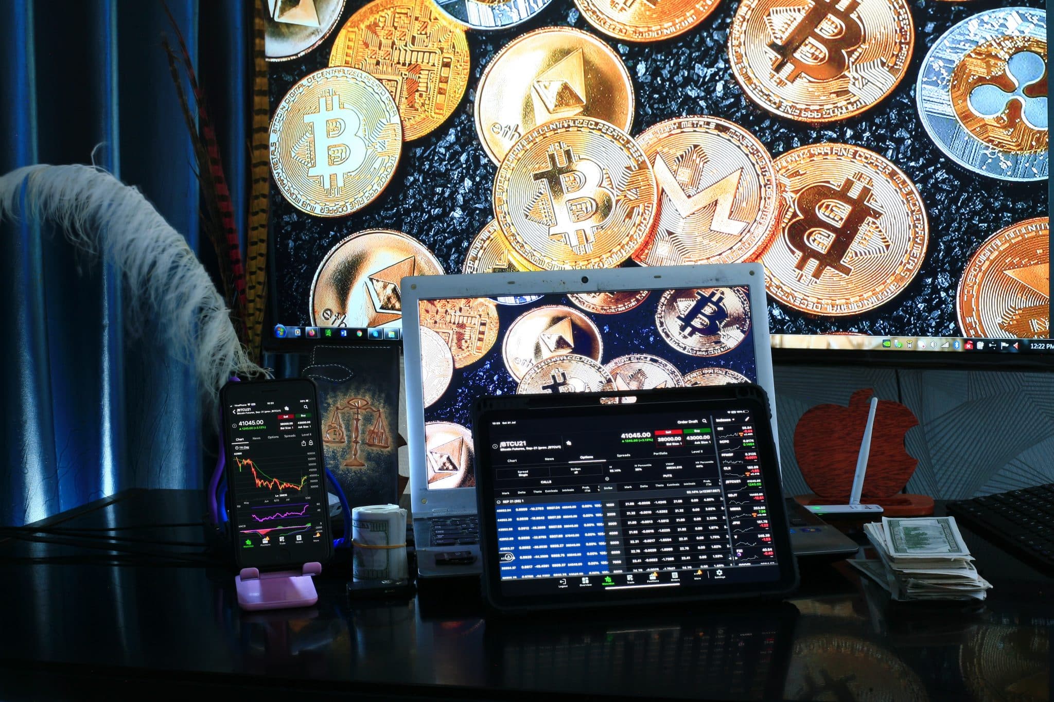 Première pièce Bitcoin et autres cryptos sur un écran.