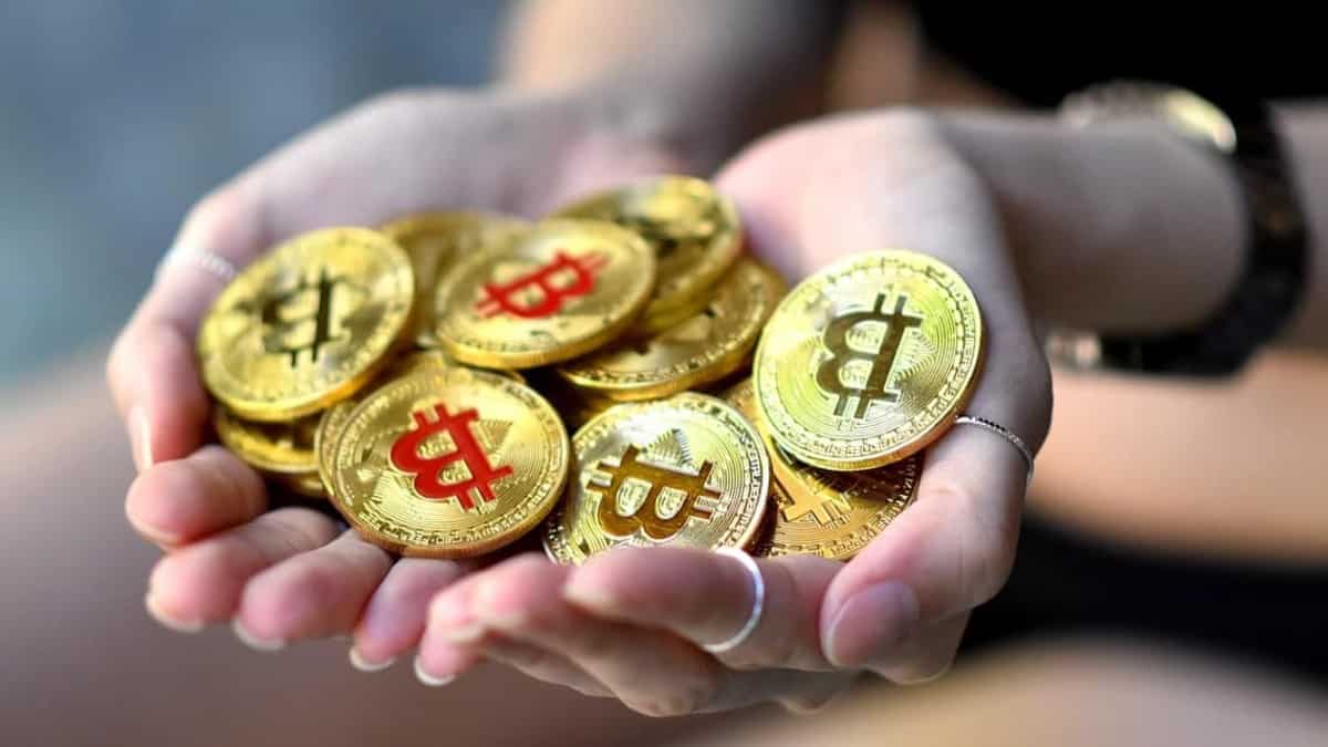 Tokens bitcoins dans les mains d'une personne