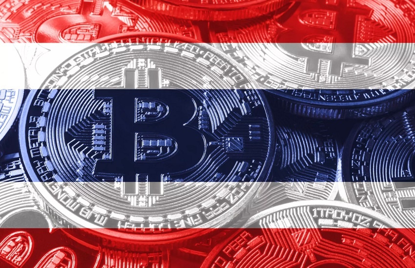 Le drapeau de la Thaïlande et des bitcoins en fond.