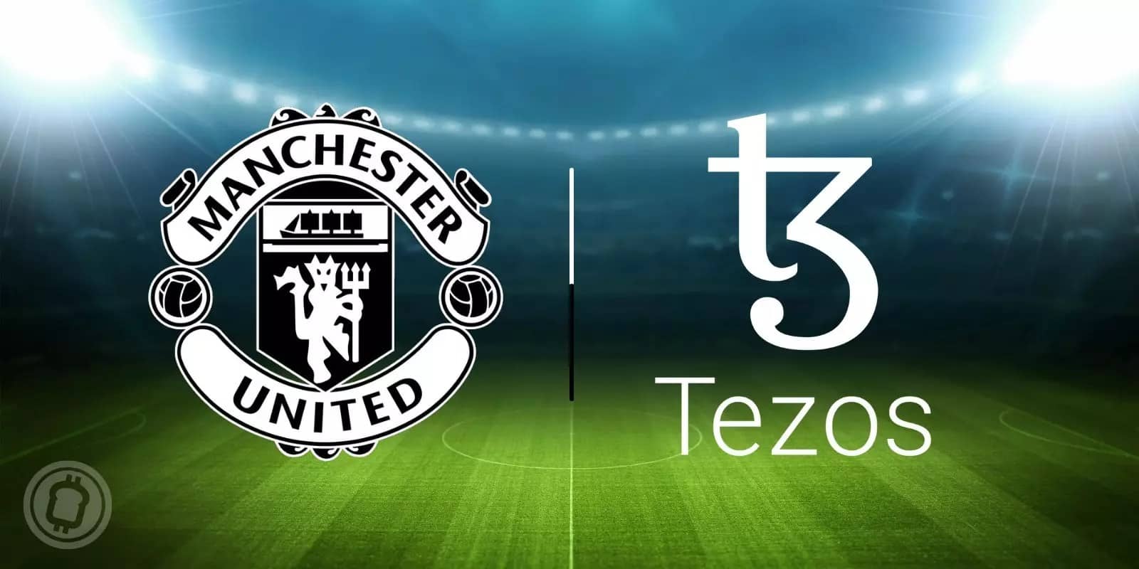 Logo de Manchester United et te Tezos sur fond de terrain de football