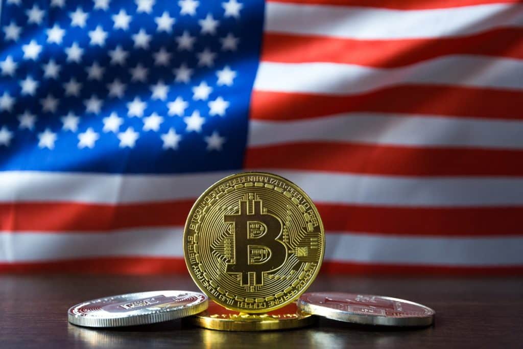 Première Pièce Bitcoin devant un drapeau des Etats-Unis, Kansas