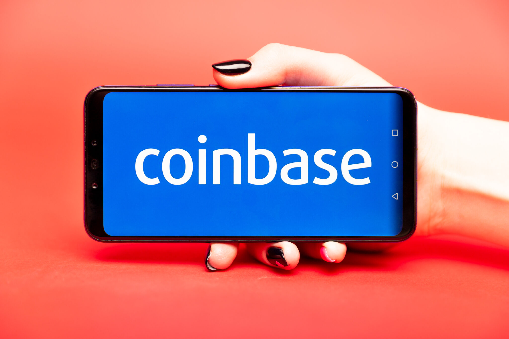 26 08 2019 Tula: Coinbase on the phone display. Logo