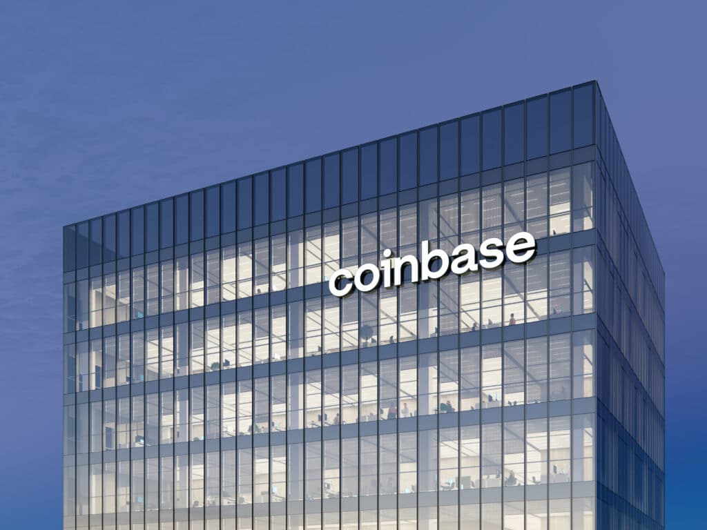 New York, Stati Uniti.  21 novembre 2021, solo uso editoriale, 3D CGI.  Logo della segnaletica Coinbase sulla parte superiore dell'edificio in vetro.  La sede del trading desk della Cryptocurrency Exchange Company.