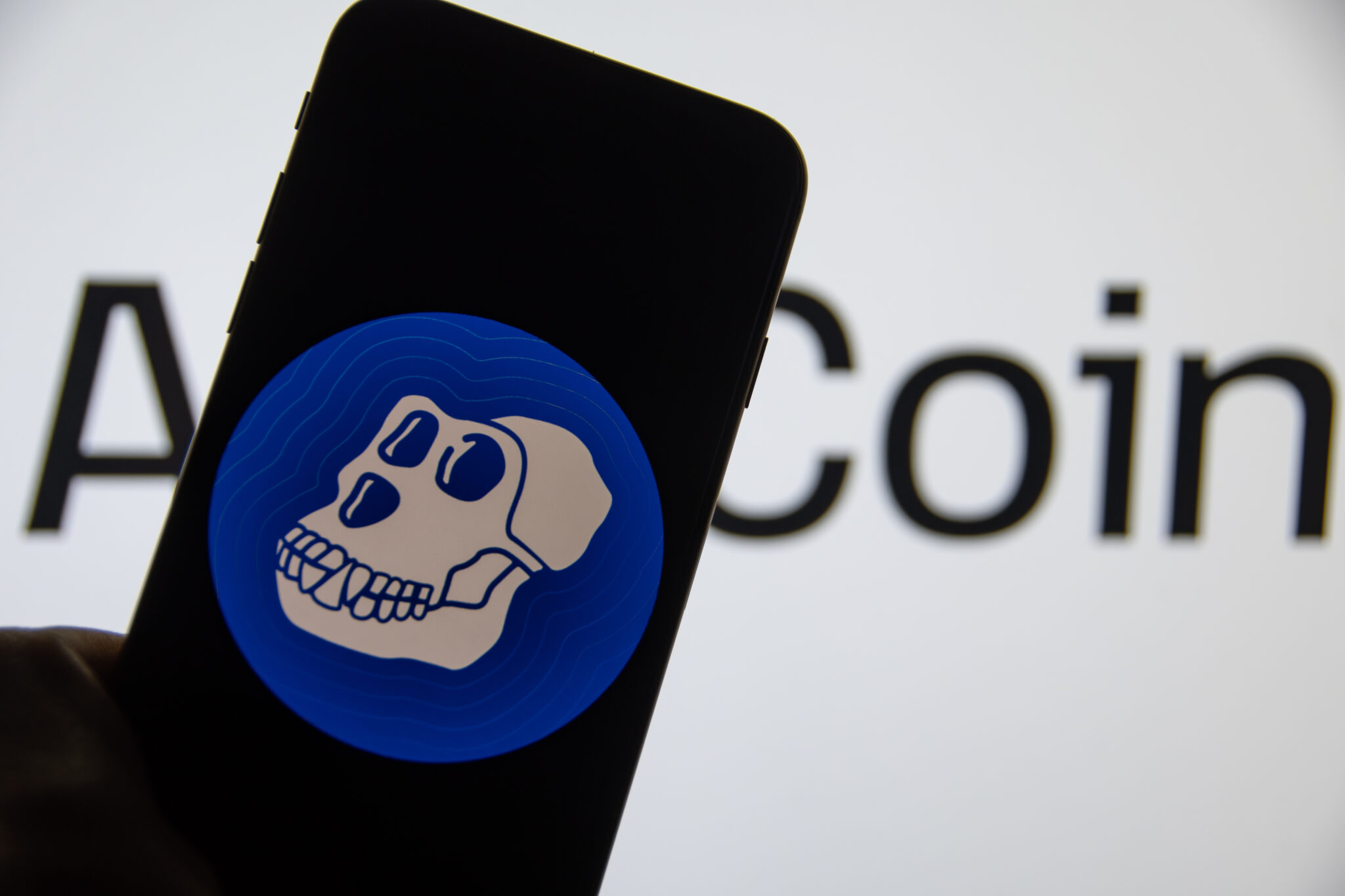 le logo de la cryptomonnaie apecoin sur l'écran d'un smartphone