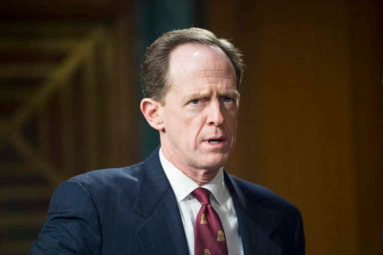 Pat Toomey of écracks down on banks offering crypto services