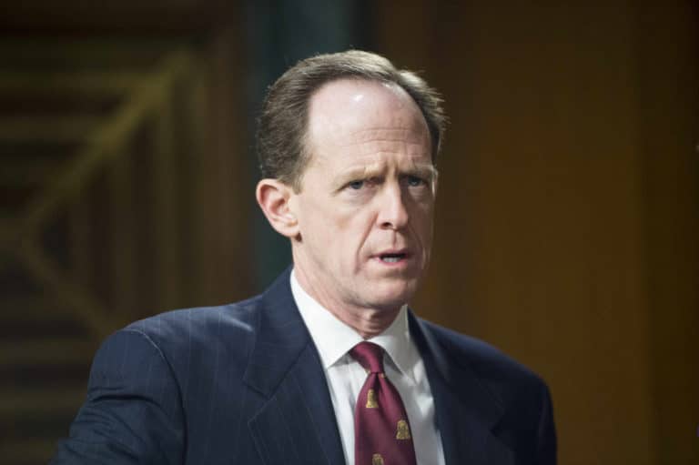 Pat Toomey défend les banques proposant des services crypto