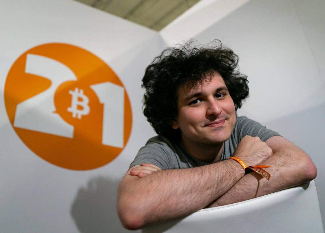 SBF, le fondateur de l'exchange de cryptos, FTX est souriant sur une photo