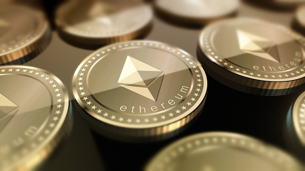 plusieurs pièces d'Ethereum (ETH) alignées