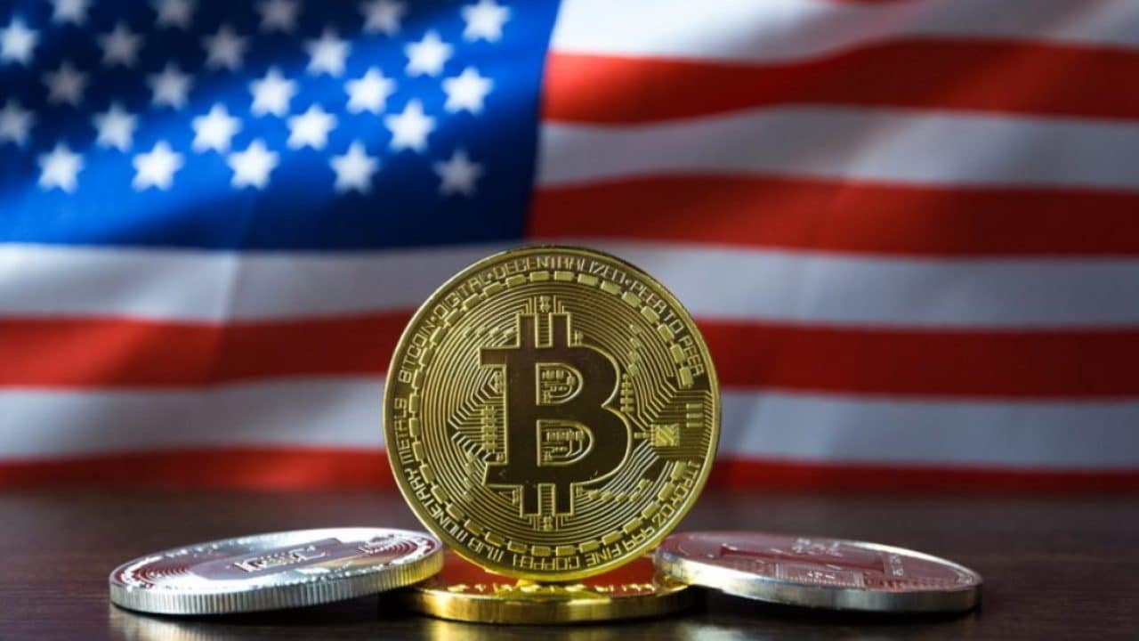 Un bitcoin avec le drapeau des États-Unis en fond.