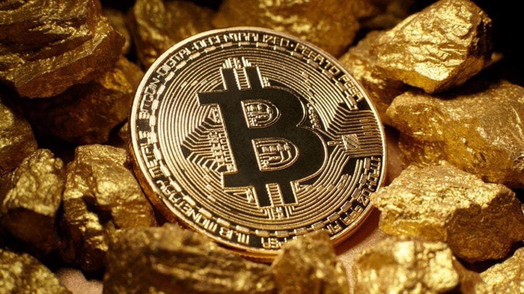 premiere piece Bitcoin emise sur un lit de pepites d’or