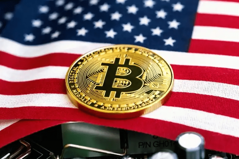 Un bitcoin posé sur le drapeau des États-Unis