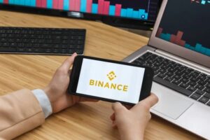 Un téléphone affichant le logo de Binance