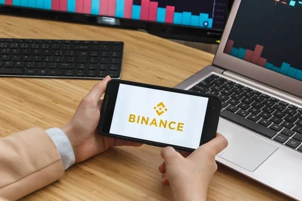 Un téléphone affichant le logo de Binance