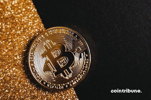 Première pièce de Bitcoin émise sur un fonds or et noir