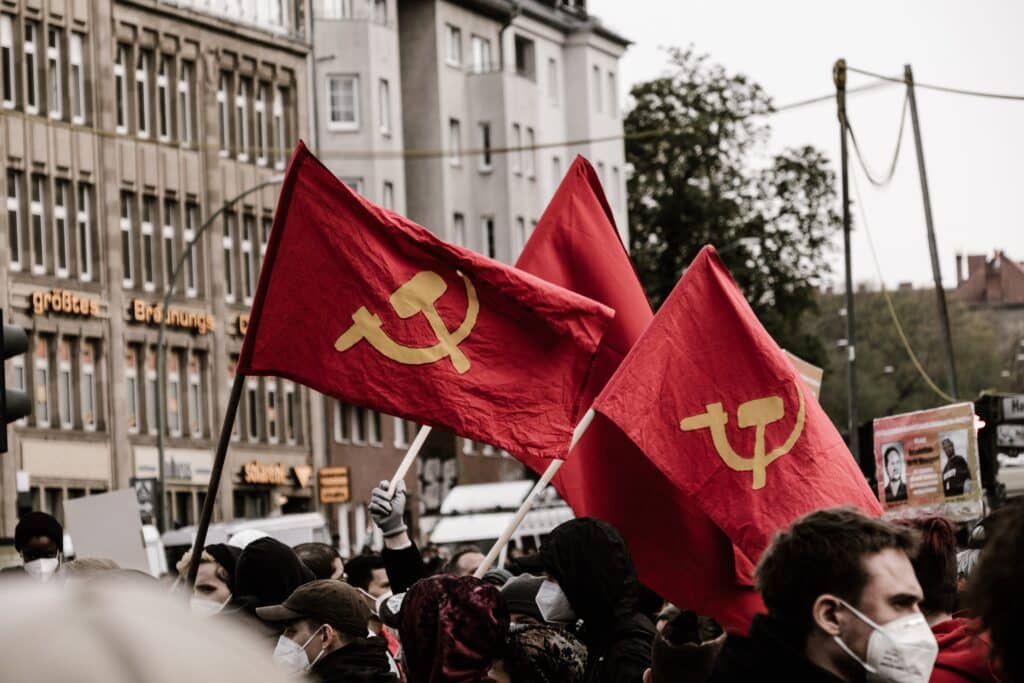 Drapeaux communistes lors d'une manifestation