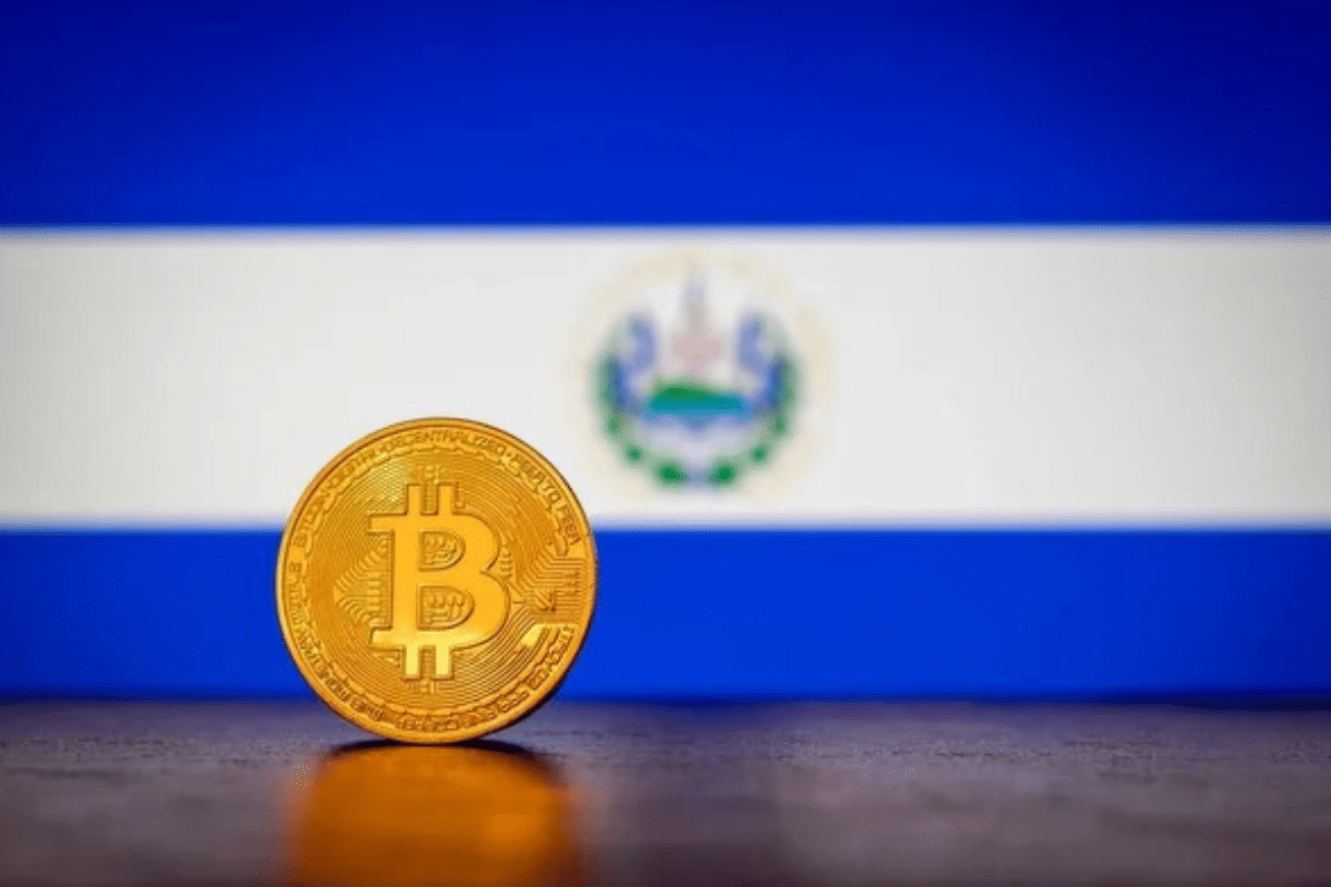 Un bitcoin avec le drapeau du Salvador en fond.