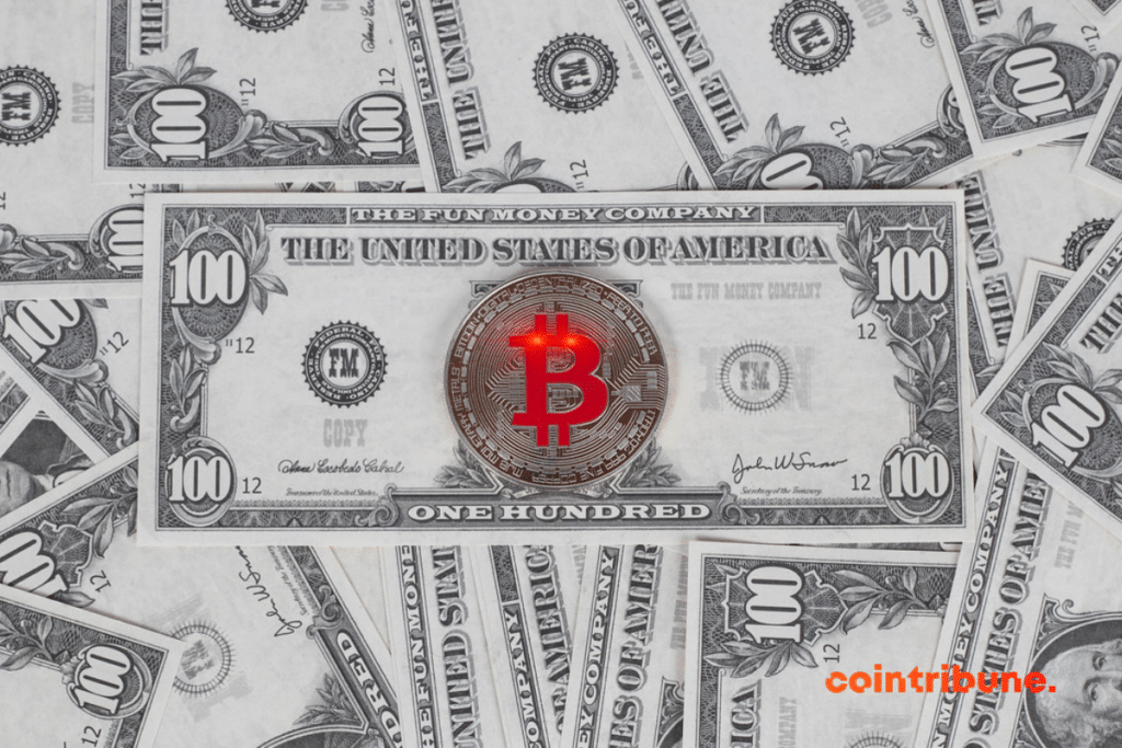 Un billet de cent dollars avec le logo Bitcoin en son centre.