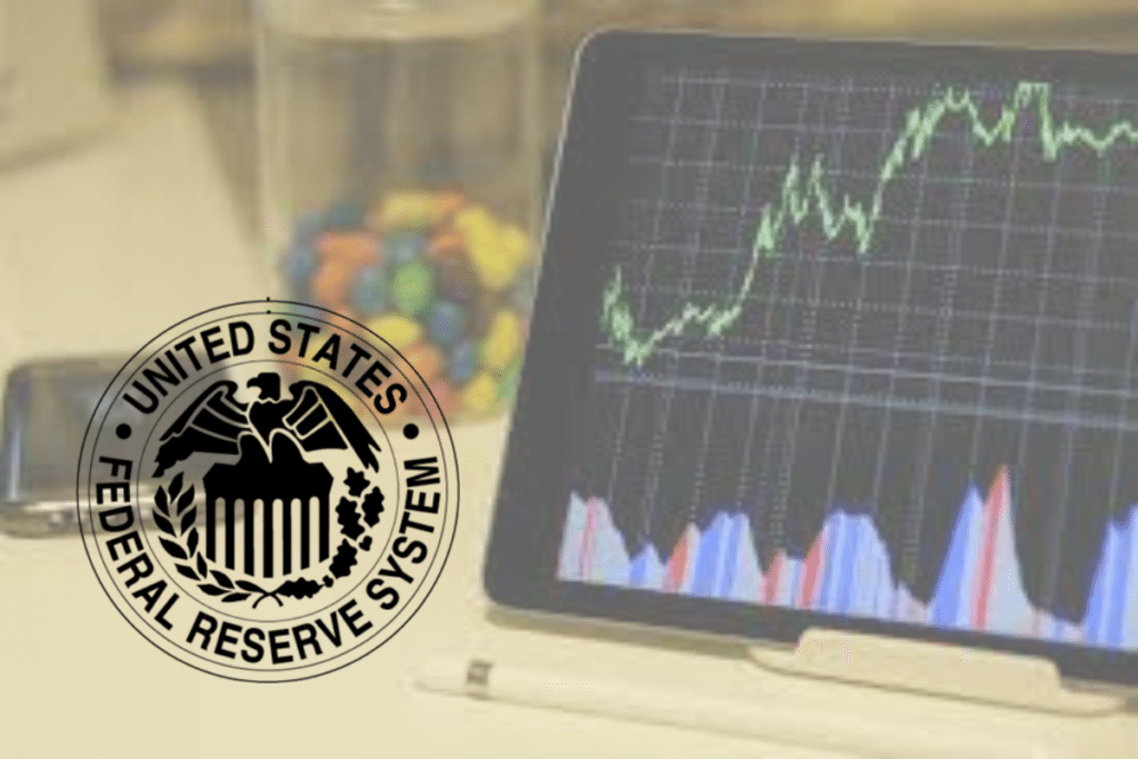 Logo de la Fed devant des cours de trading avec un fond flou.