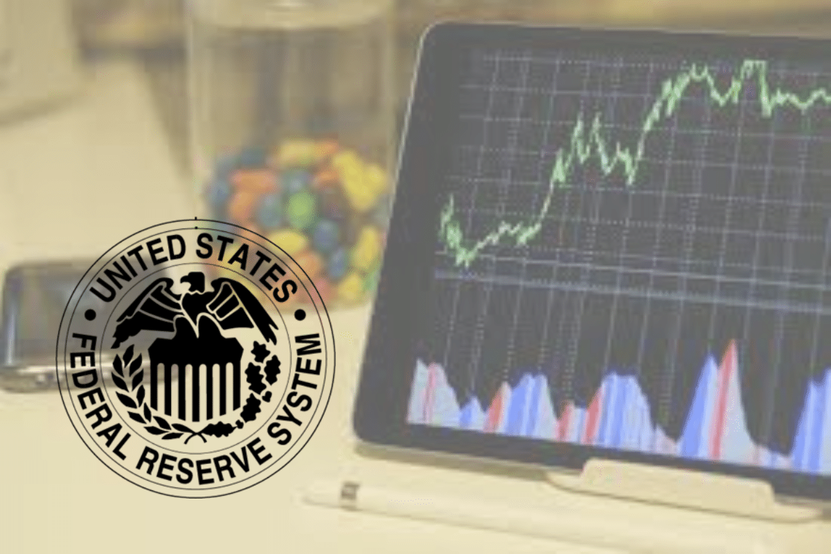 Logo de la Fed devant des cours de trading avec un fond flou.
