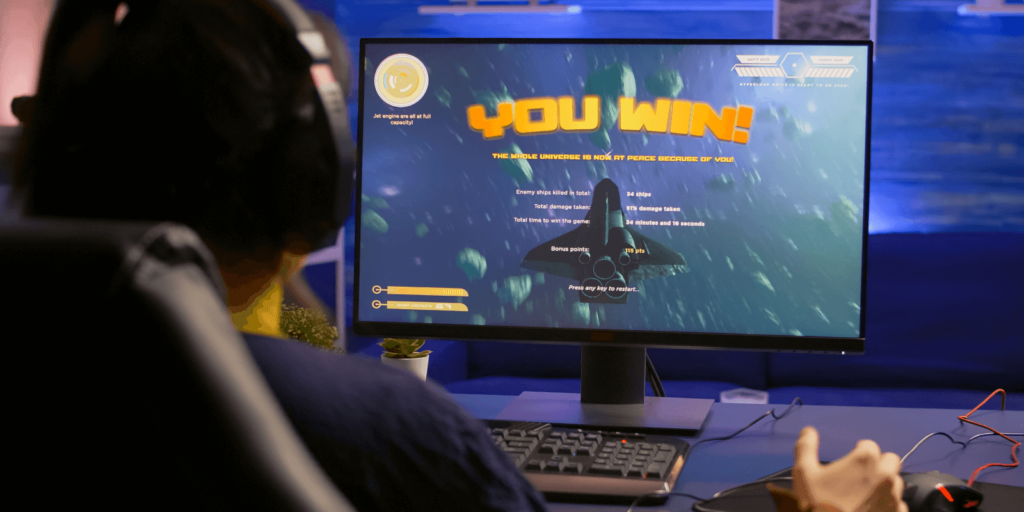 Une personne en train de jouer à un jeu GameFi sur un ordinateur