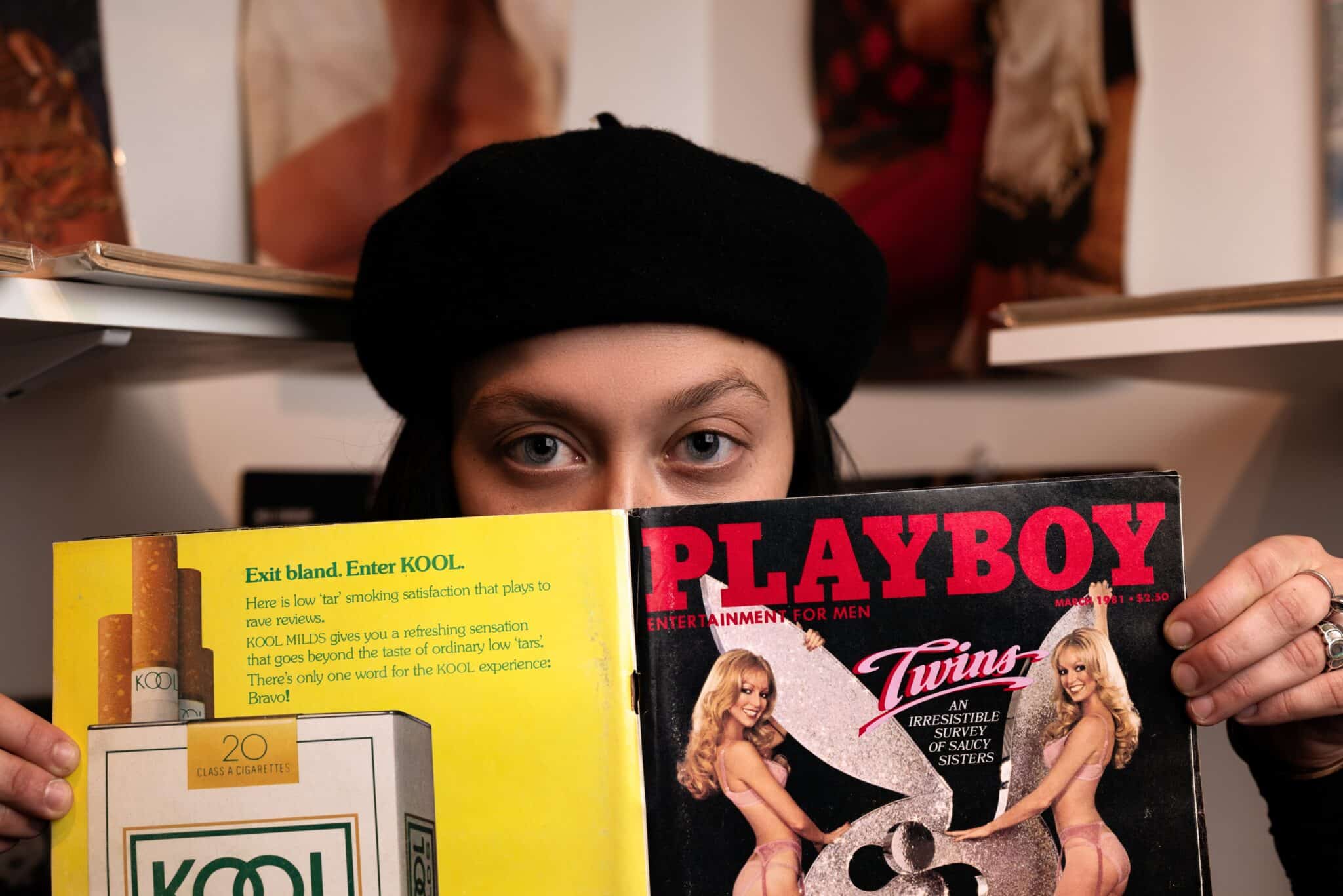 Une fille lisant le celèbre magazine Playboy