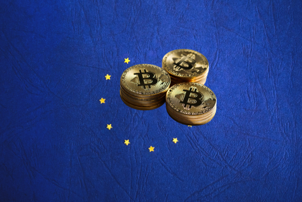 Le drapeau de l'UE avec des piles de pièces de bitcoin
