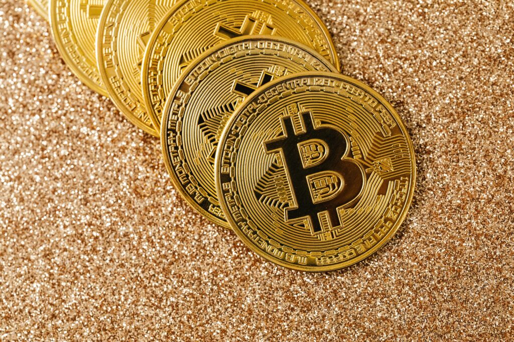 Plusieurs pièces de monnaies représentant le bitcoin