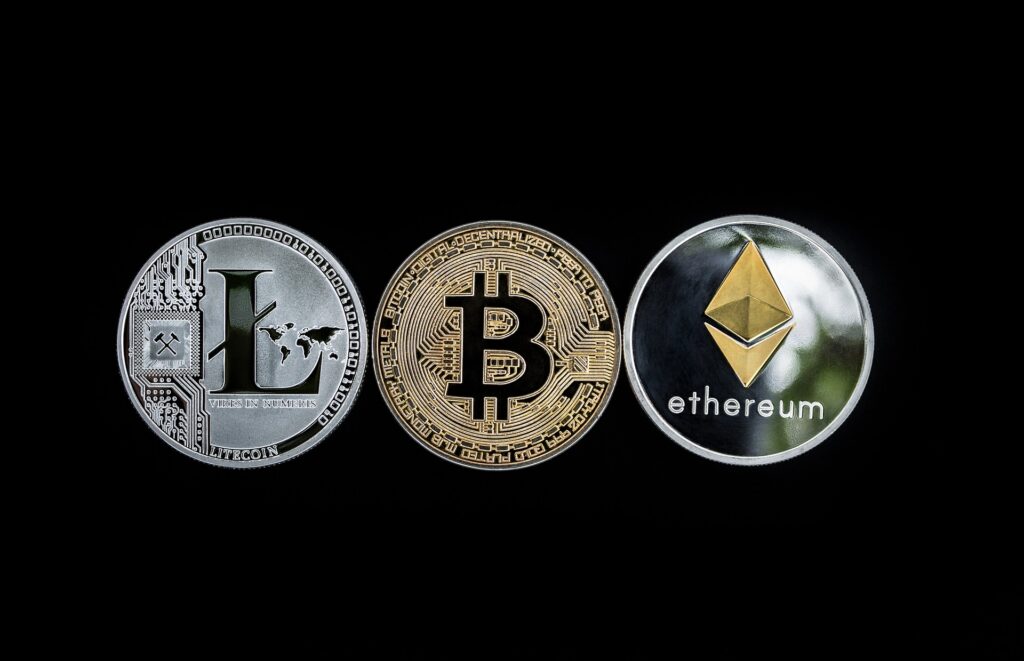 3 pièces de monnaie représentant le litecoin, le bitcoin et l'ether