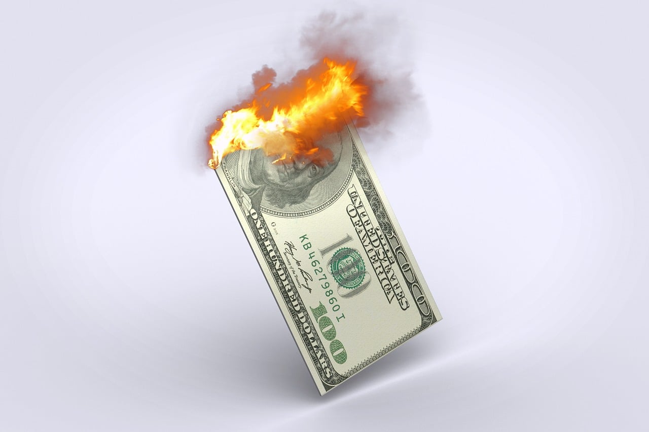 Image représentant un billet de banque en train de brûler, en lien avec l'article "Effondrement SVB et hausse auto-détention Bitcoin"