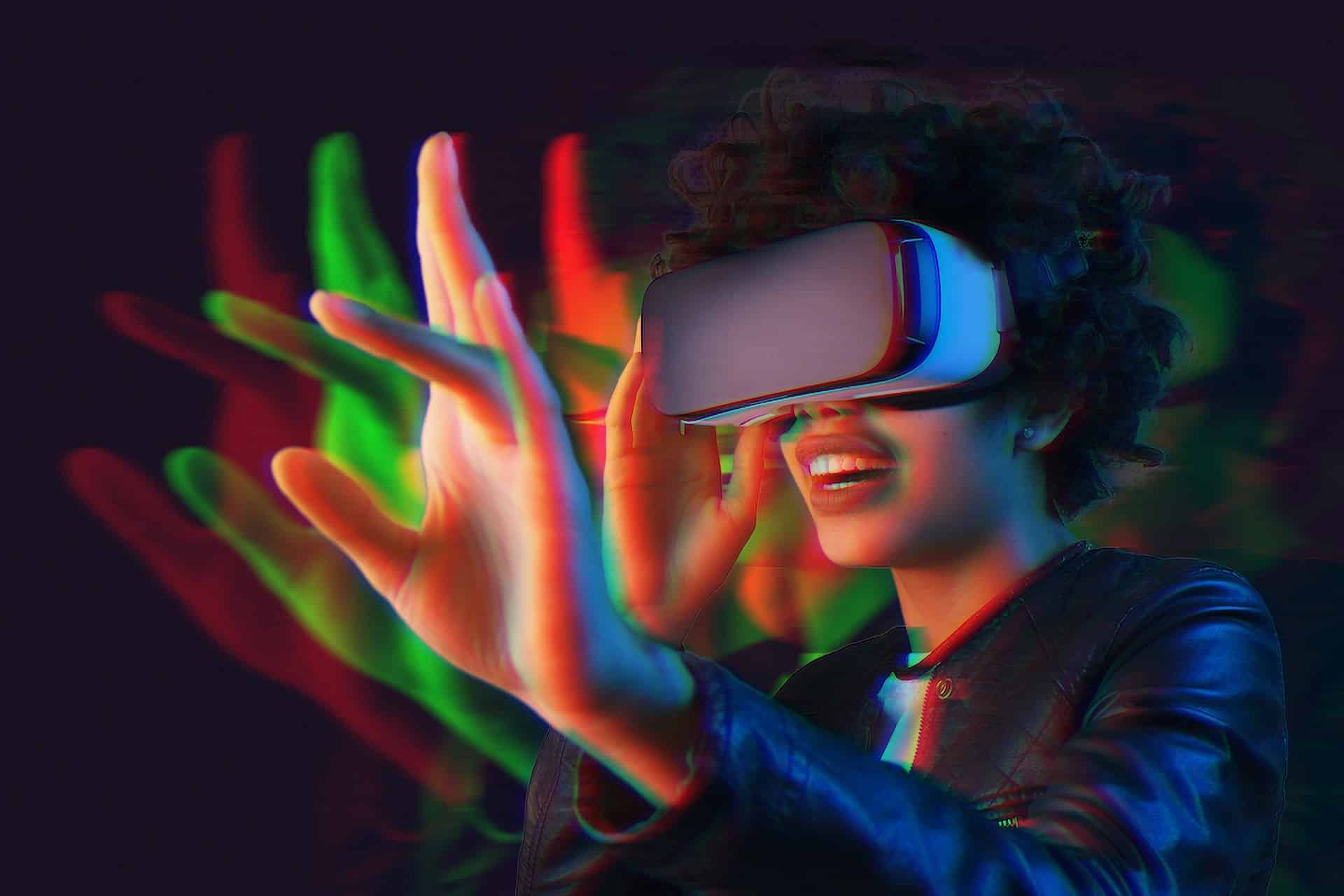 Une femme explorant le metaverse