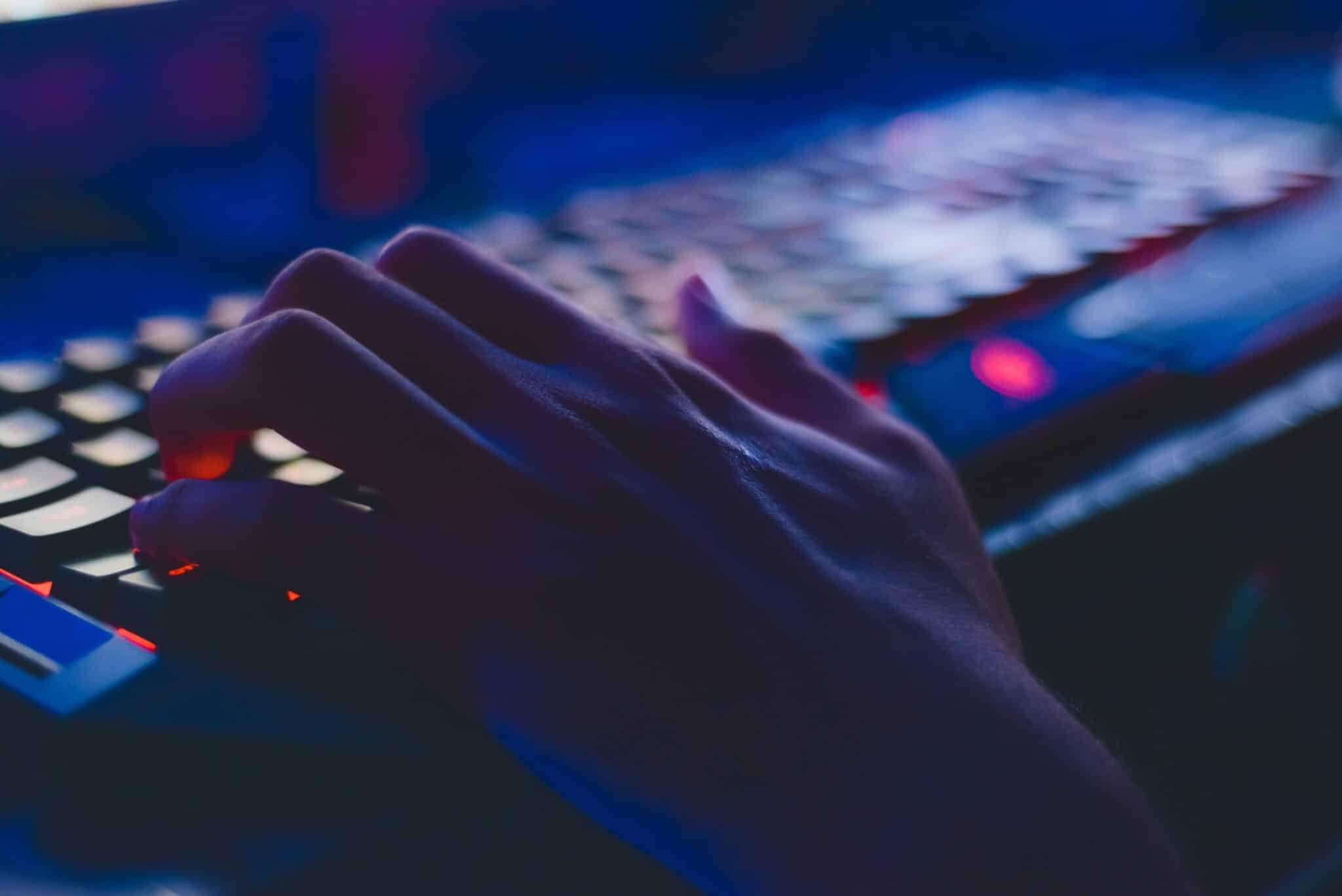 Les doigts d'un hacker sur son clavier
