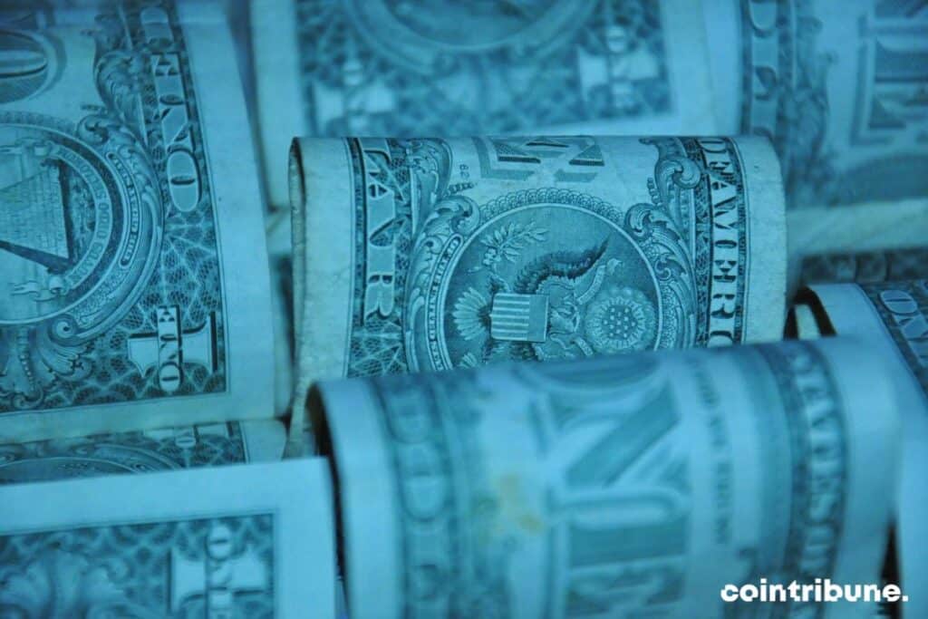 Dollars américains avec un filtre bleu.