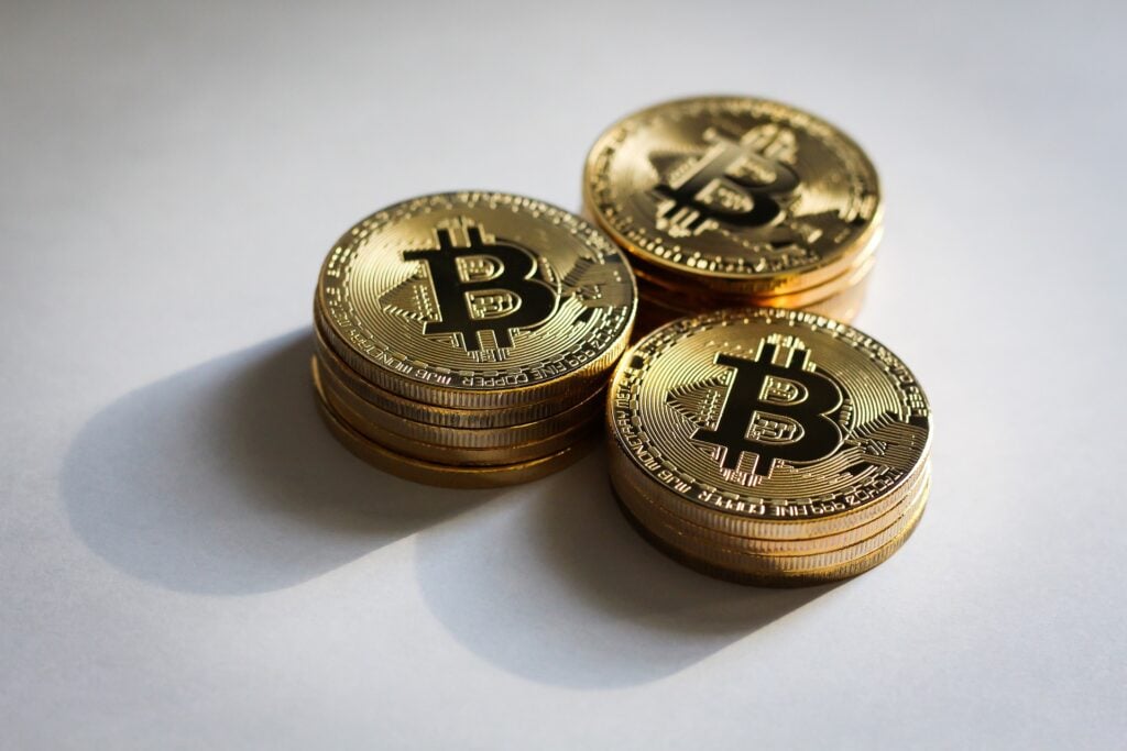 3 piles de pièces de bitcoin