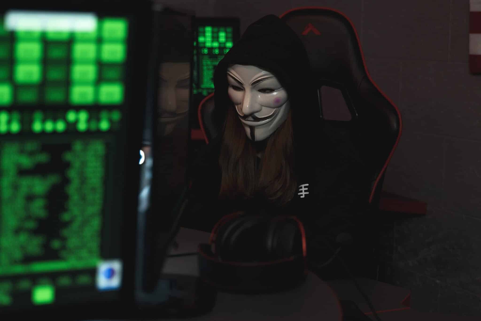 Un hacker masqué détournant du BTC