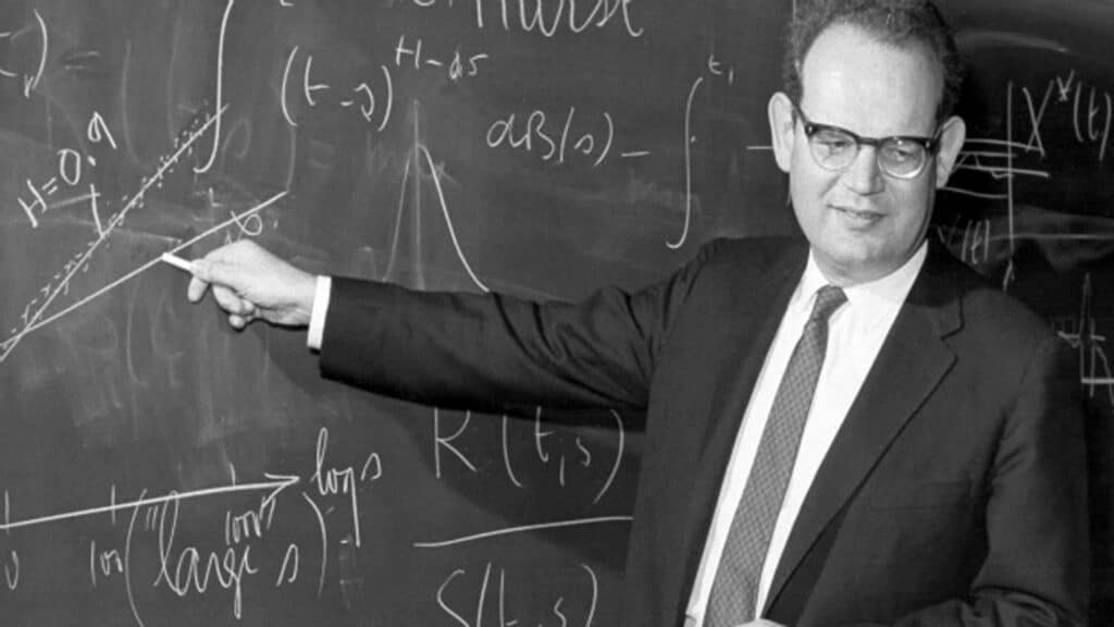 Benoît Mandelbrot montrant le coefficient de Hurst.