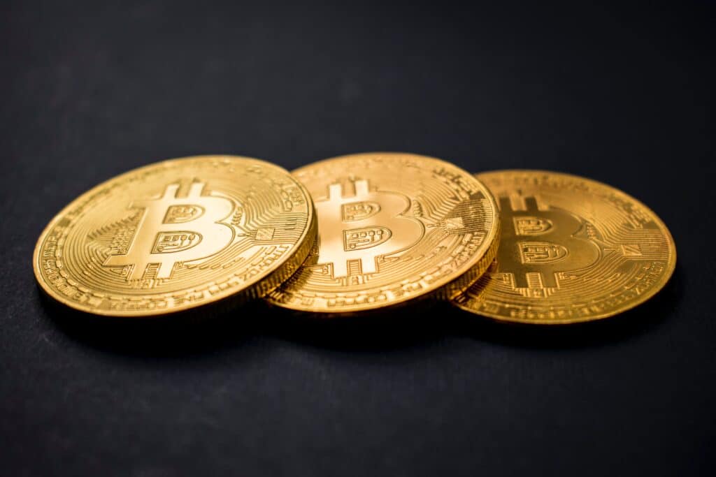 3 pièces de bitcoin