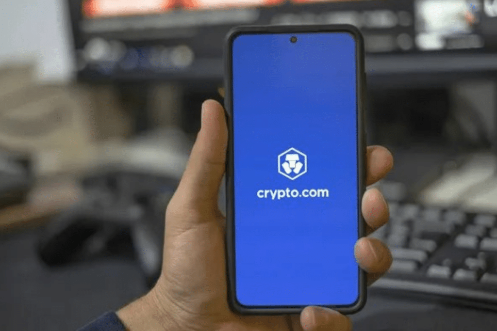 Homme utilisant l'application crypto.com