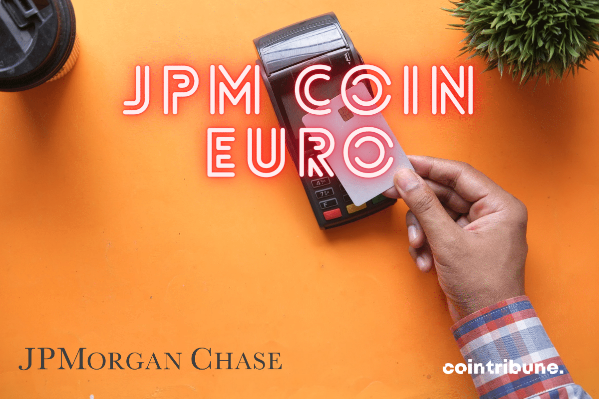 Image d'une main tenant une carte bancaire, d'un TPE, avec logo de JPMorgan Chase et mention JPM Coin Euro