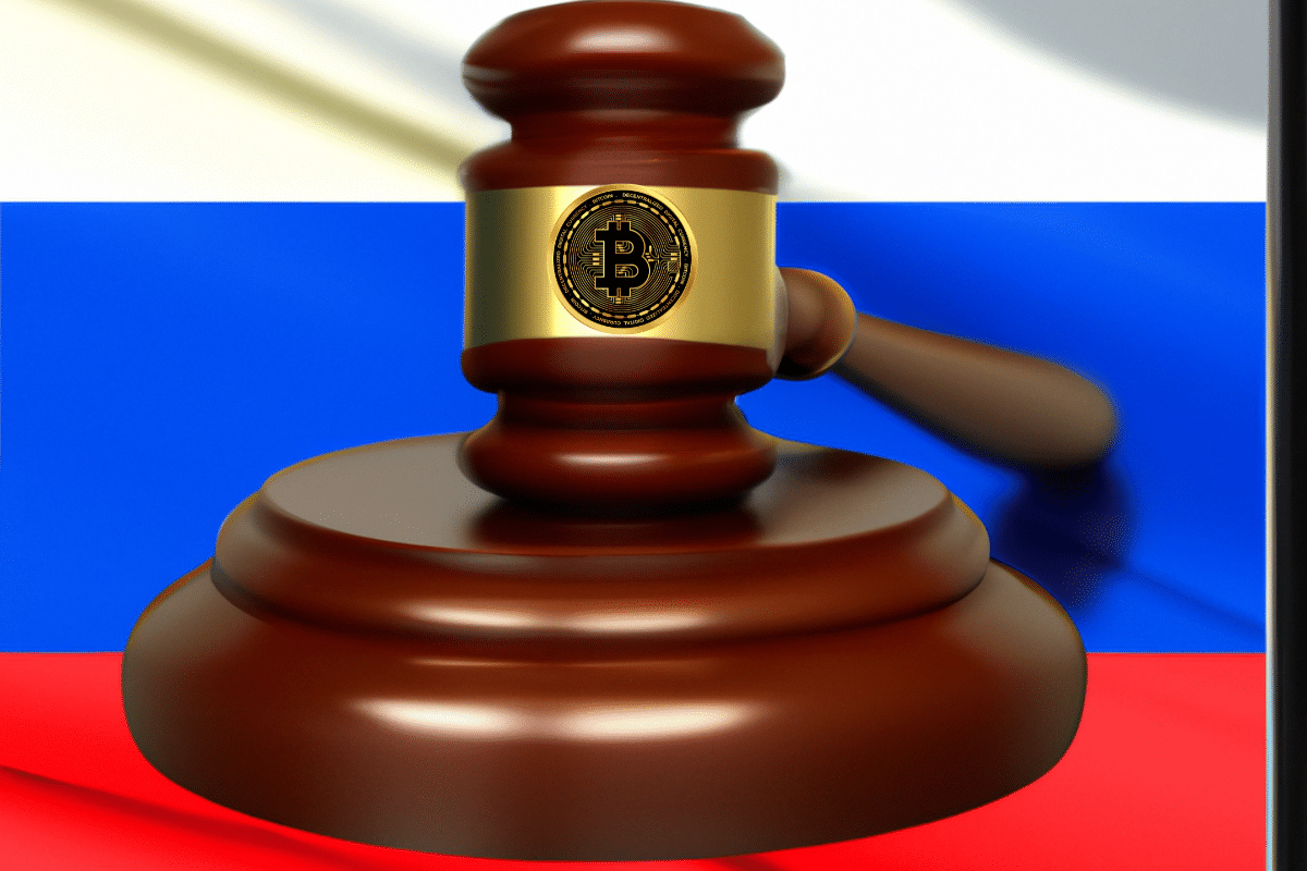 Un marteau du juge sur le drapeau de la Russie portant le logo du Bitcoin pour exprimer le verdict en vue sur la reglementation crypto