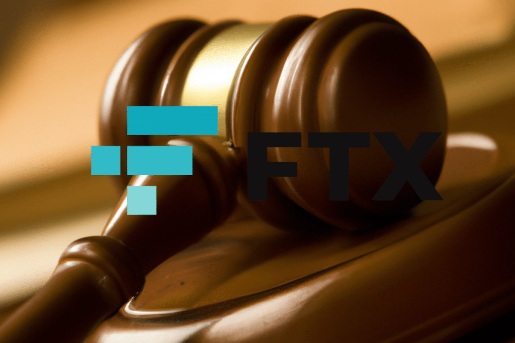 un marteau du juge et le logo de FTX pour exprmer la contnute de l affaire SBF