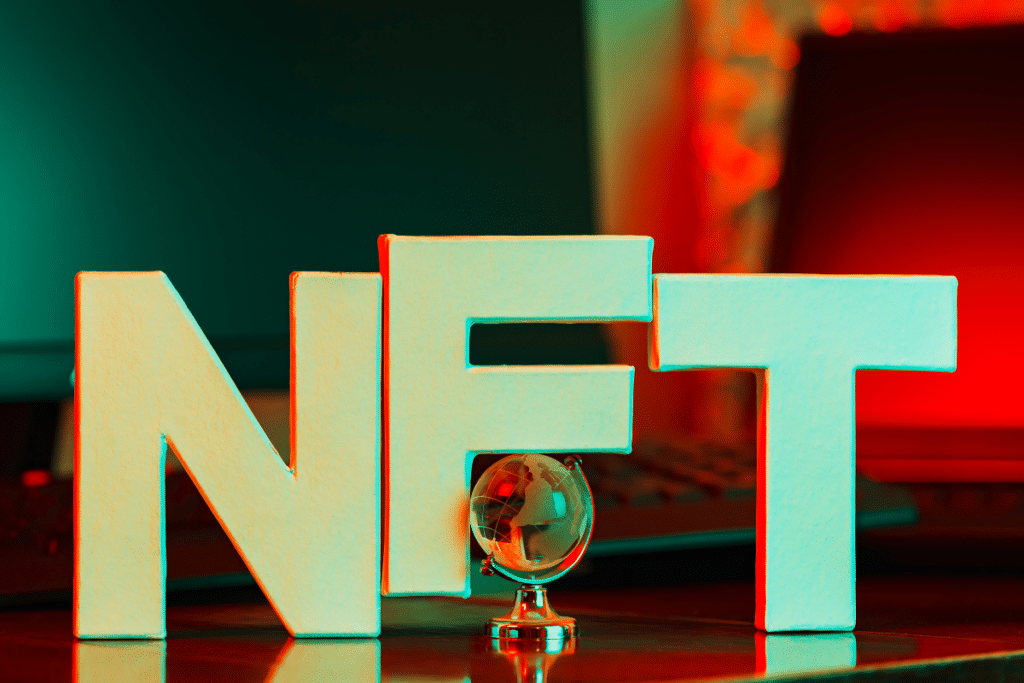 NFT (Non-Fungible Token)