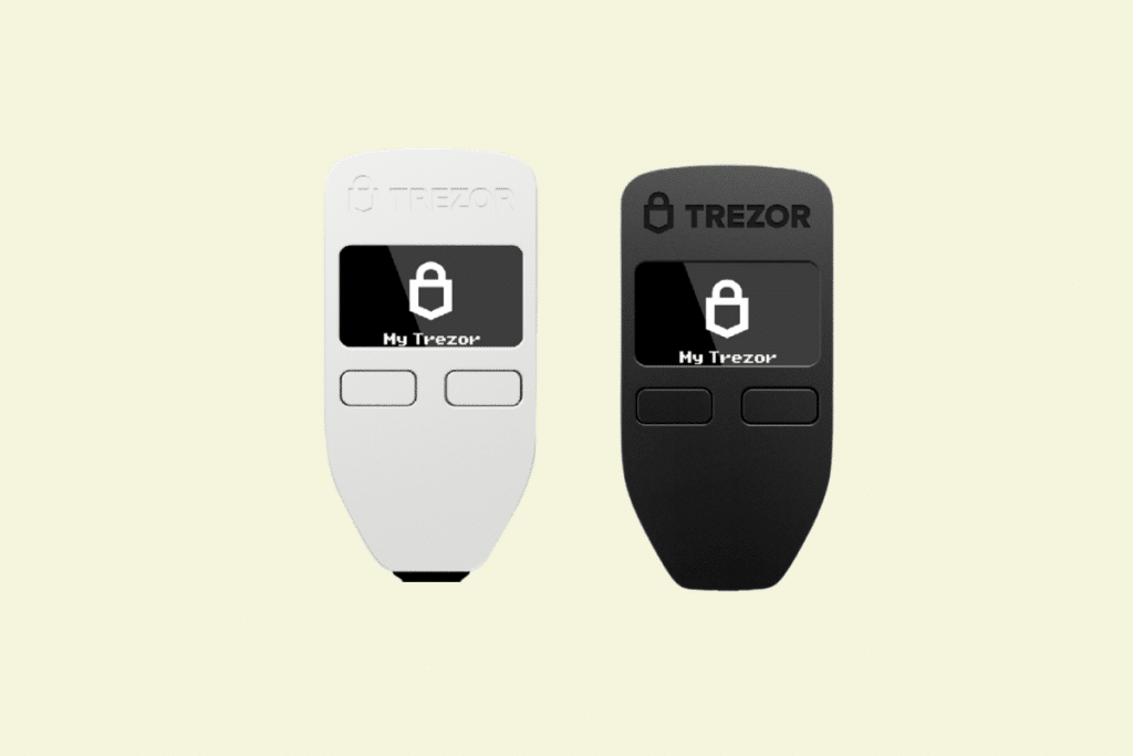 Deux clés Trezor One : L'une de couleur noire et l'autre de couleur blanche