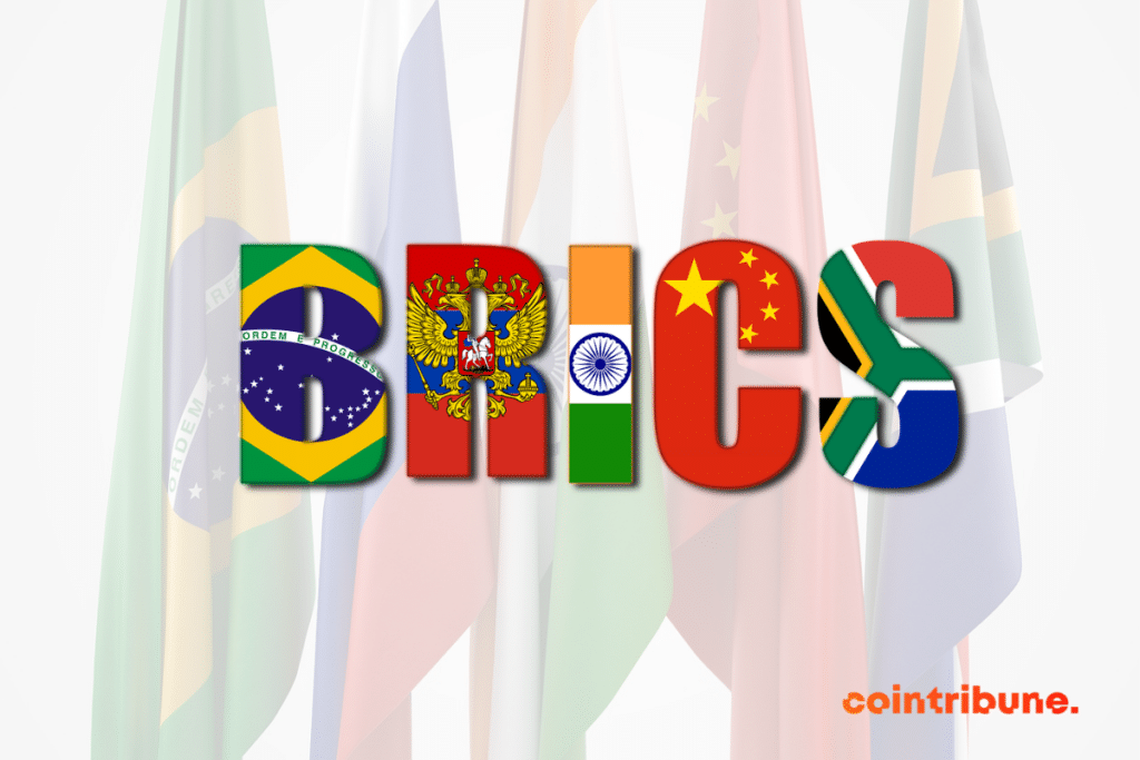 Les drapeaux des pays des BRICS en fond, superposés de l'inscription "BRICS"