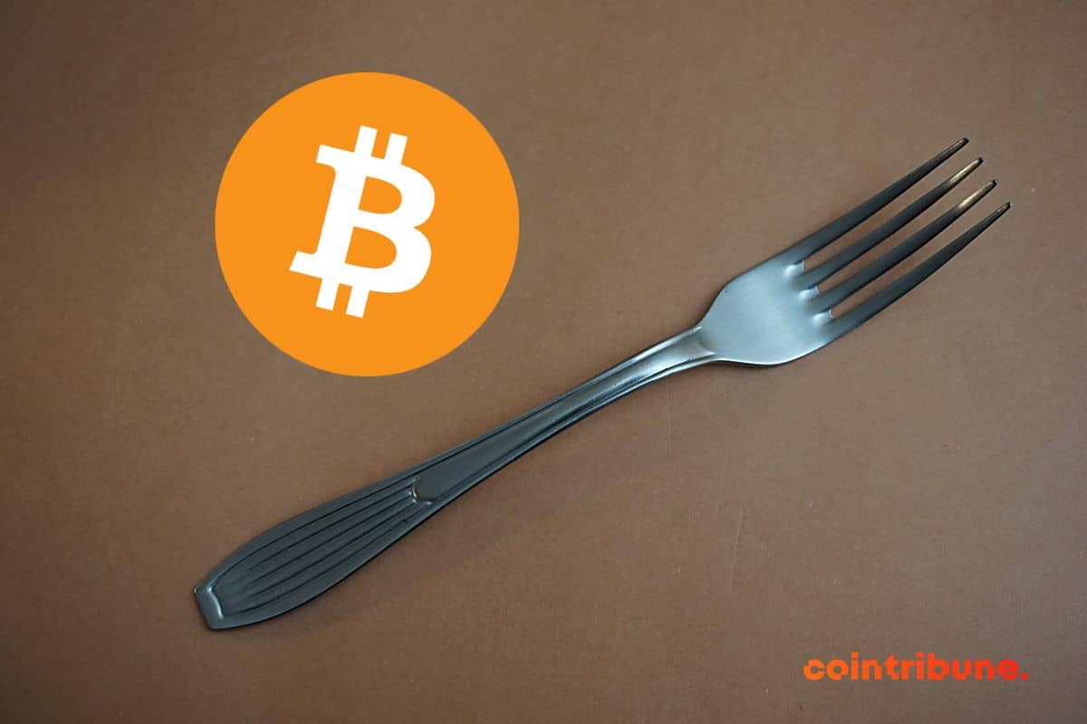 Une fourchette avec le logo Bitcoin sur fond marron