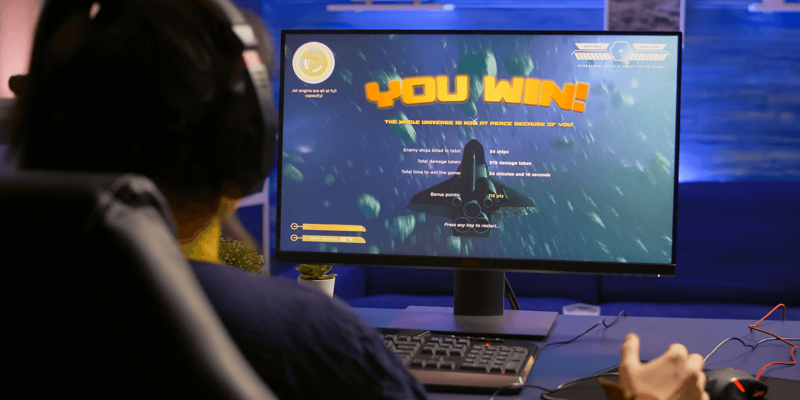 Une personne jouant à un jeu sur un ordinateur