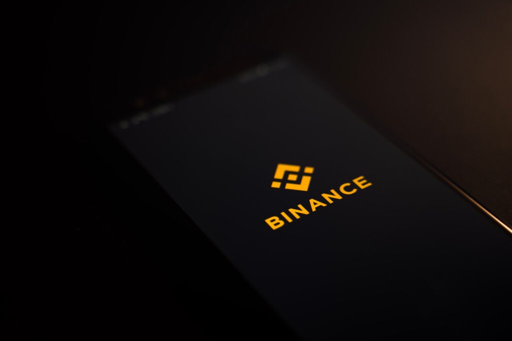 Smartphone affichant l'application Binance