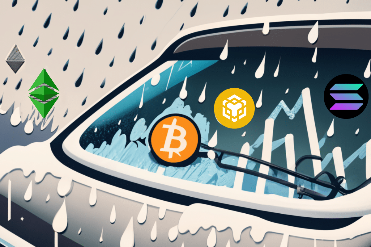 Pare-brise d'une voiture, tombée de neige, logos de bitcoin, de BNB, de Solana et d'Ethereum